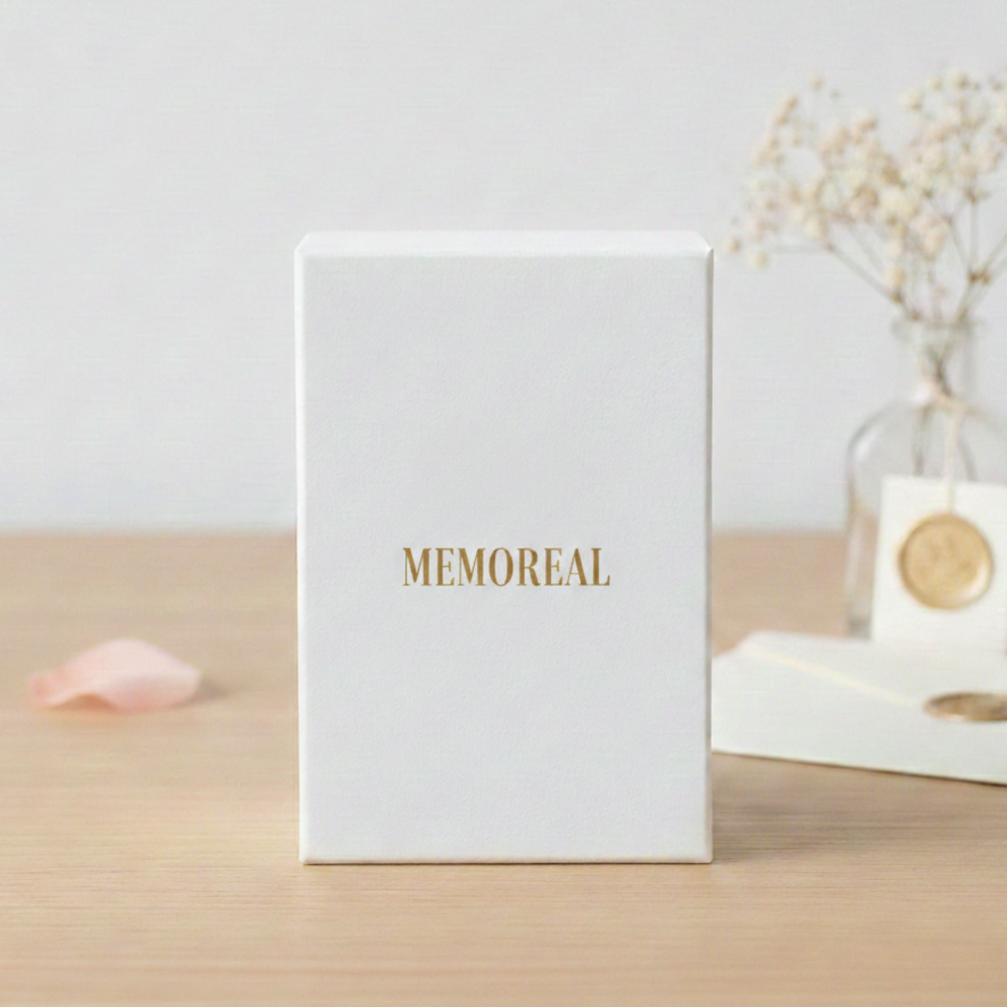 白いマットボックスに重ねられた写真